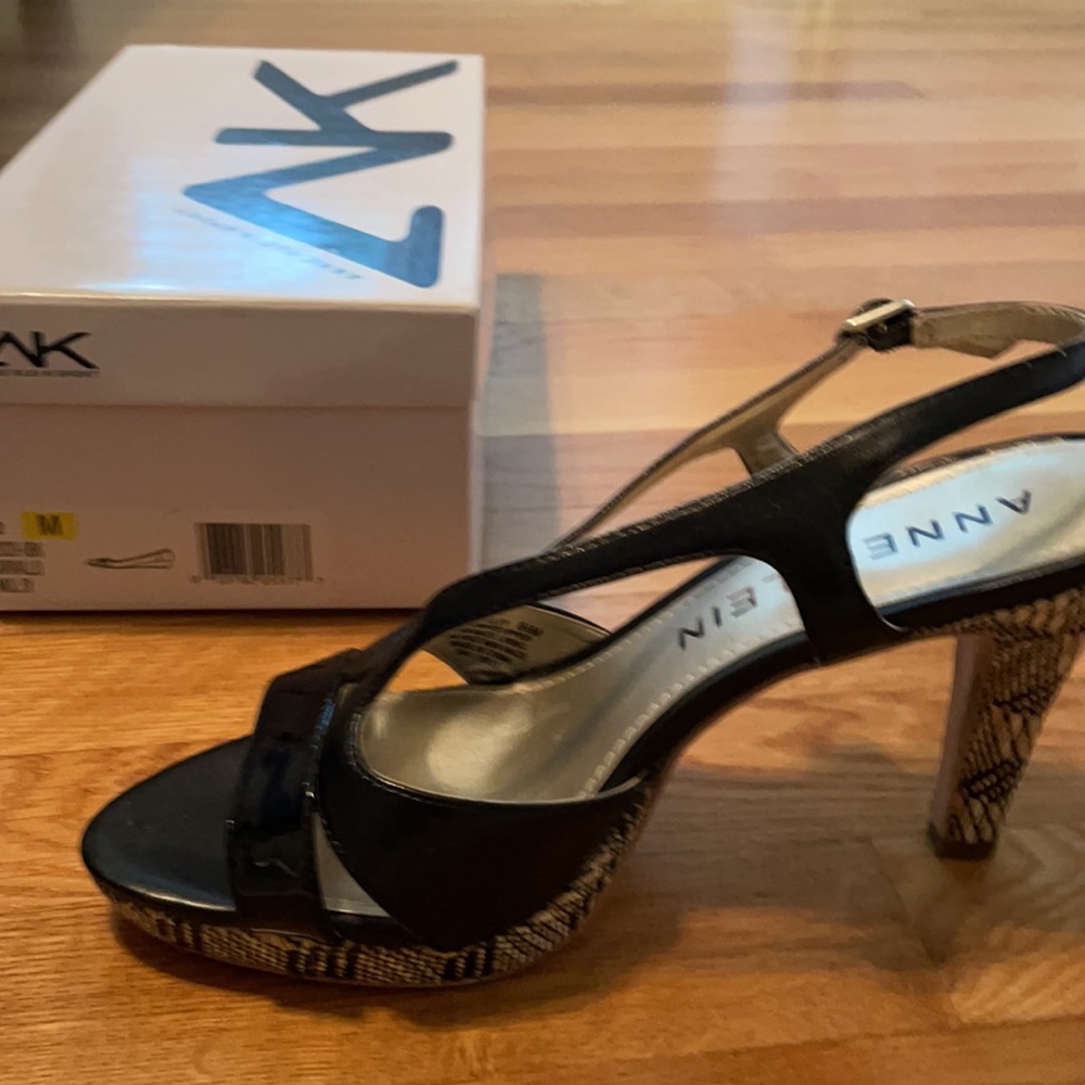 EUC Ann Klein black patent leather sandals 8.5m